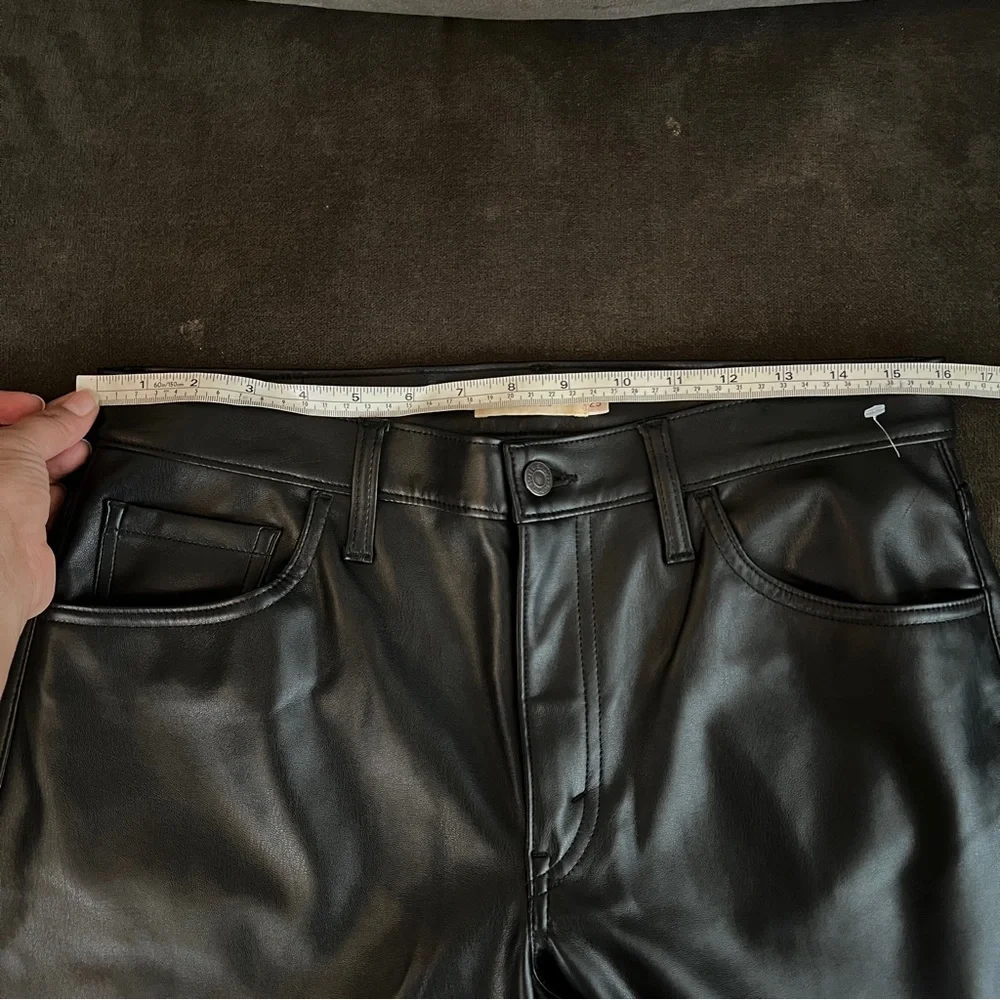 Levi’s FAUX LEATHER BAGGY DAD WOMEN'S PANTS - Picture 15 of 15